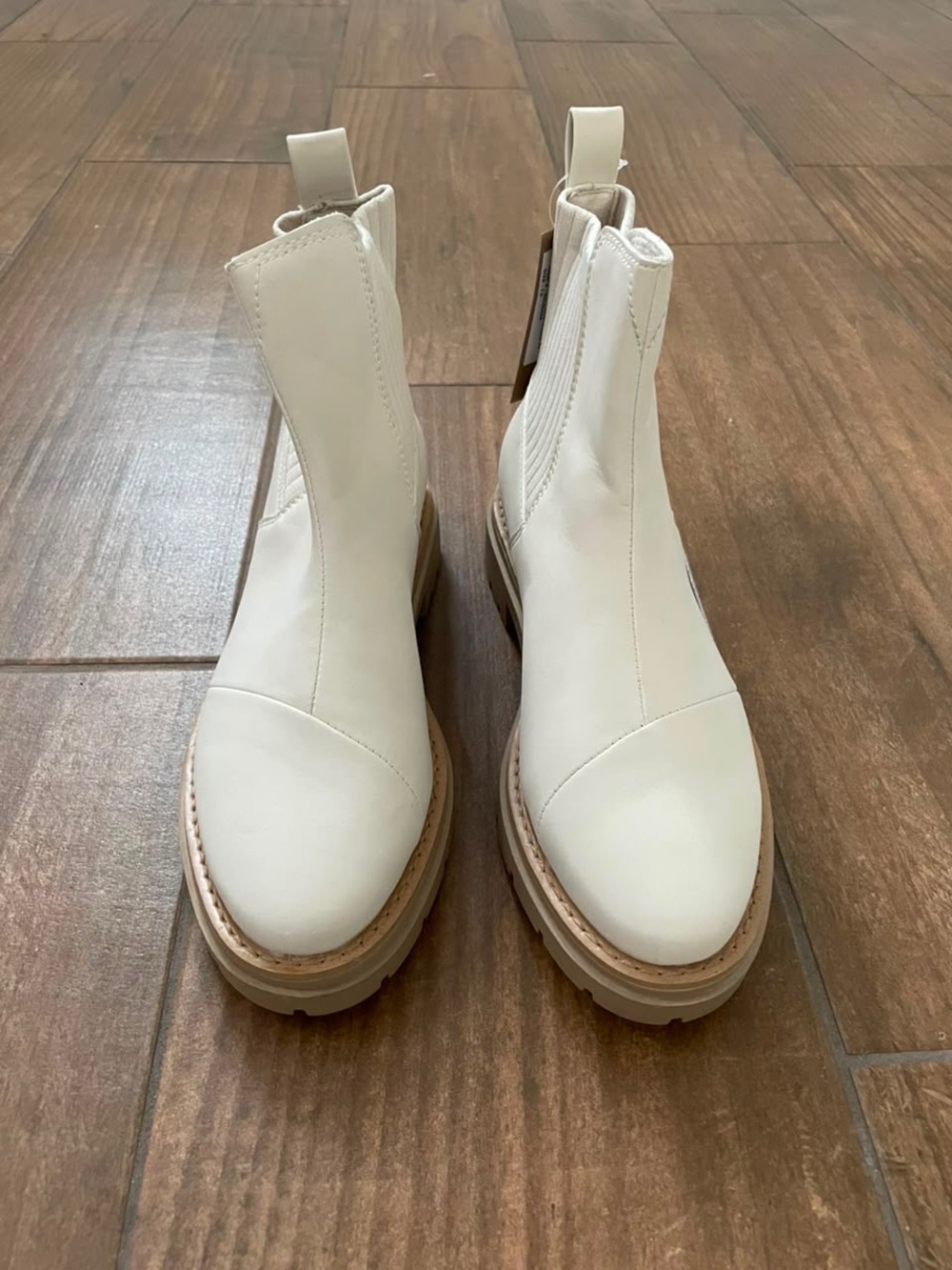 Women's Cort Lug Sole Pull On Chelsea Booties